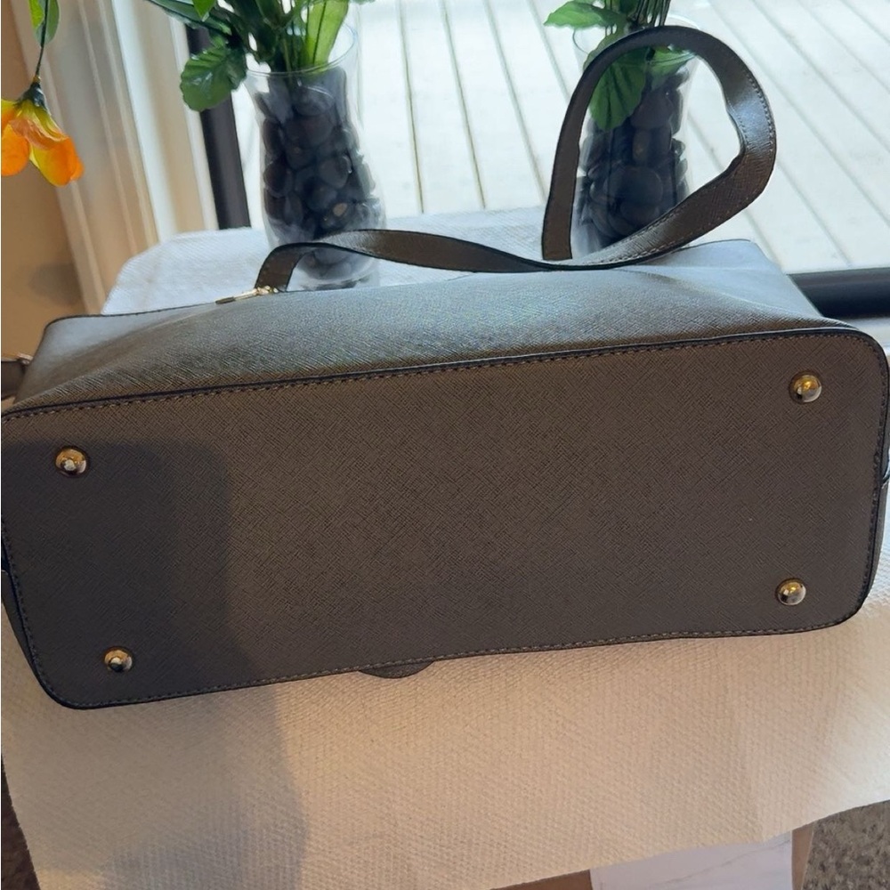 Chic Cream and Black Tote Bag - Picture 4 of 4